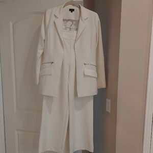 Elegant Cream Blazer with Tailored Fit and Notched Lapels
